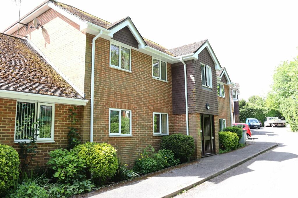 2 bedroom flat for sale in Ellingham Close, Grange Road, Alresford, SO24