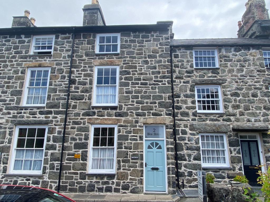 Main image of property: 2 Bro Arran, Smithfield Square, Dolgellau LL40 1ES