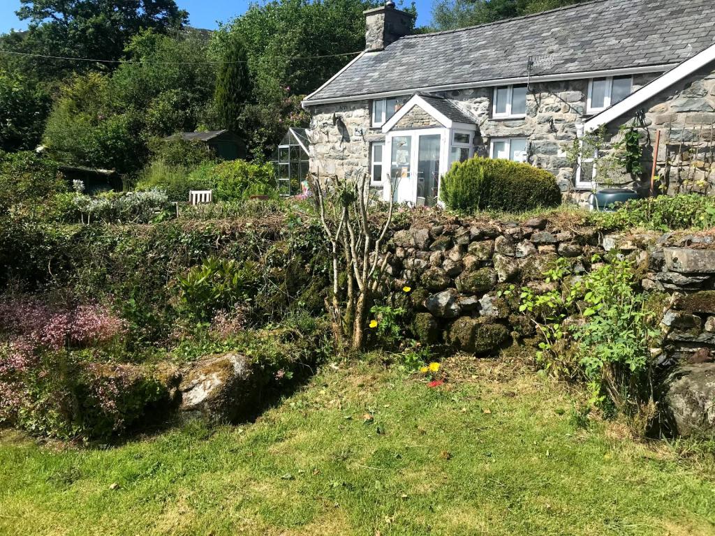 2 bedroom detached house for sale in Bwthyn Moelfryn Uchaf, Trawsfynydd ...