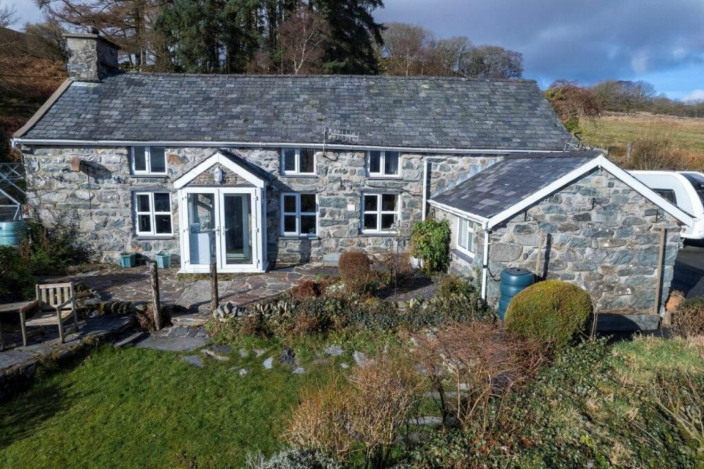 2 bedroom detached house for sale in Bwthyn Moelfryn Uchaf, Trawsfynydd
