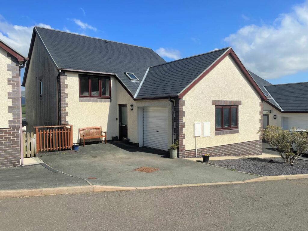 4 bedroom detached house for sale in 34 Uwch Y Maes, Dolgellau LL40 1GA