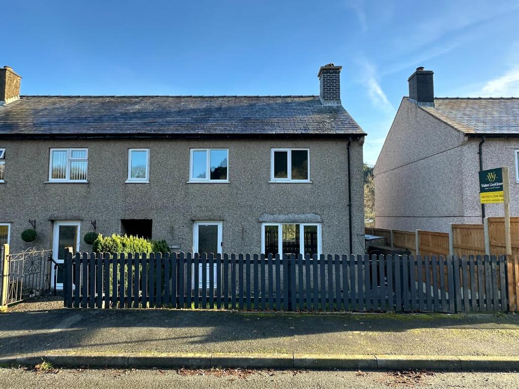 3 bedroom terraced house for sale in 6 Lawnt Y Plas, Dinas Mawddwy