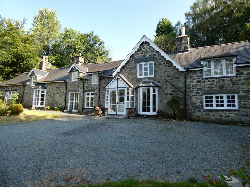 6 bedroom detached house for sale in Bryn yr Odyn, Maes Caled