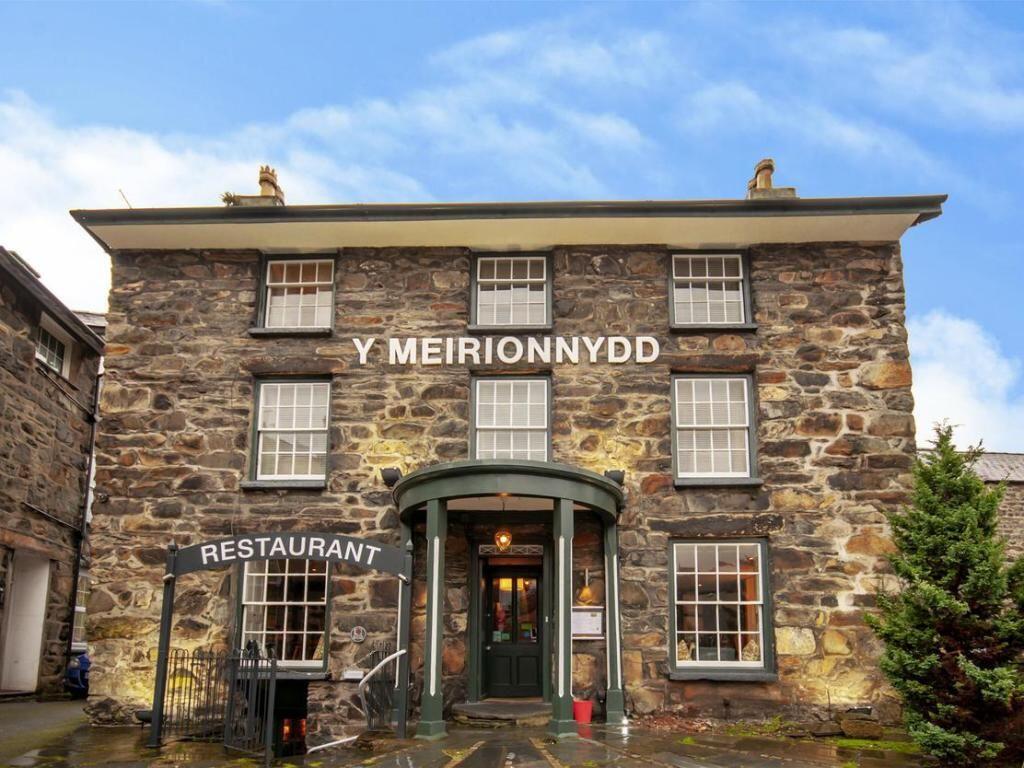 Main image of property: Y Meirionnydd, Smithfield Square, Dolgellau LL40 1ES