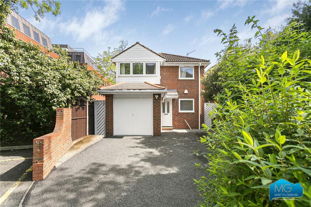 4 bedroom detached house for rent in The Avenue, Finchley, London, N3