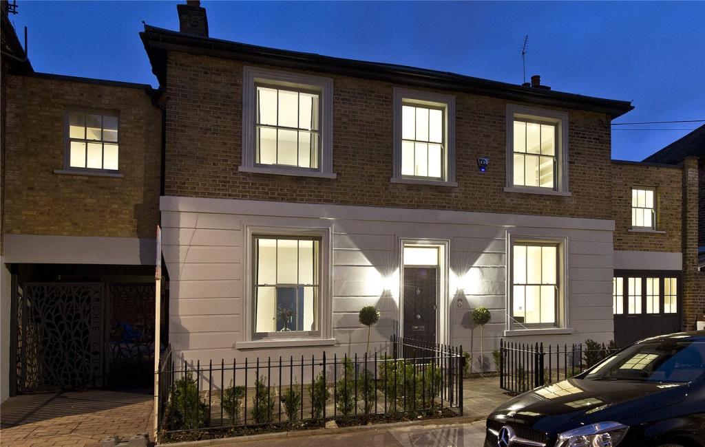 2 bedroom terraced house for sale in New Road, Crouch End, London, N8