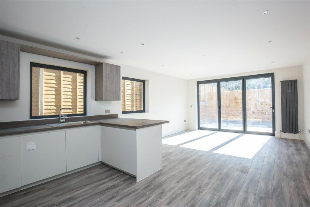 3 bedroom apartment for rent in Tivoli Apartments, 28 Woodside Grange