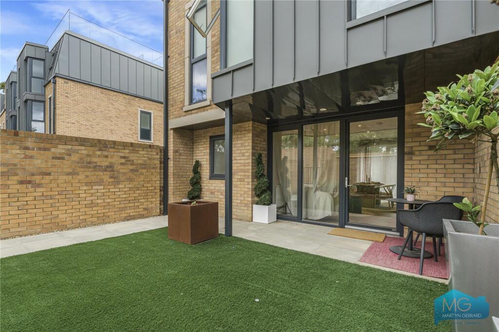 Main image of property: High Road, London, N12