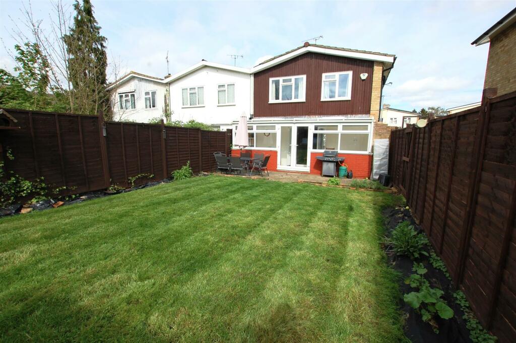 3 bedroom end of terrace house for sale in Briars Close, Hatfield, AL10
