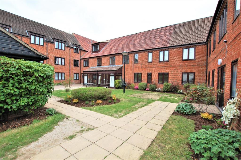 1 bedroom flat for sale in Ashley Court, Hatfield, AL10
