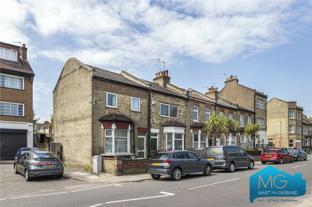3 bedroom end of terrace house for sale in Oakleigh Road North