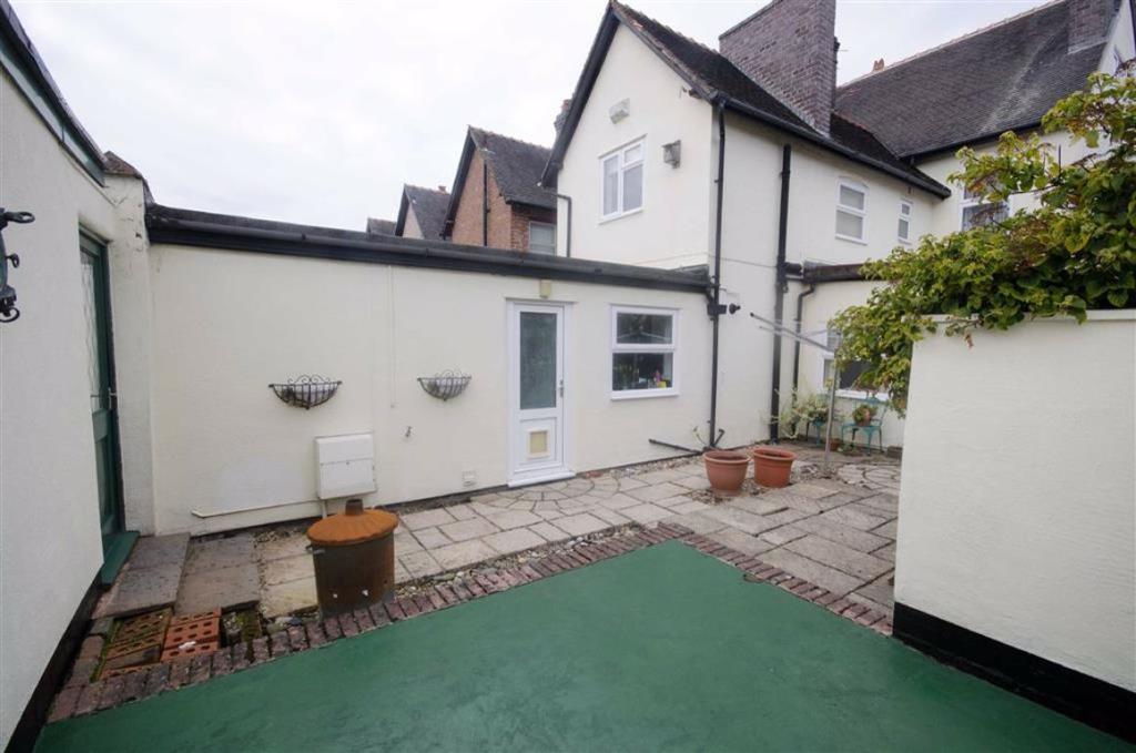 5 bedroom end of terrace house for sale in Newry Park East, Chester, Chester, CH2