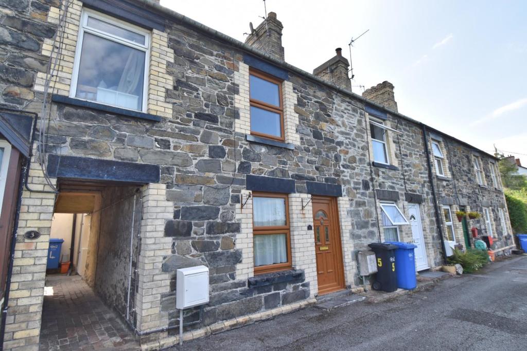 2 bedroom terraced house for sale in Mount Terrace, Corwen, LL21