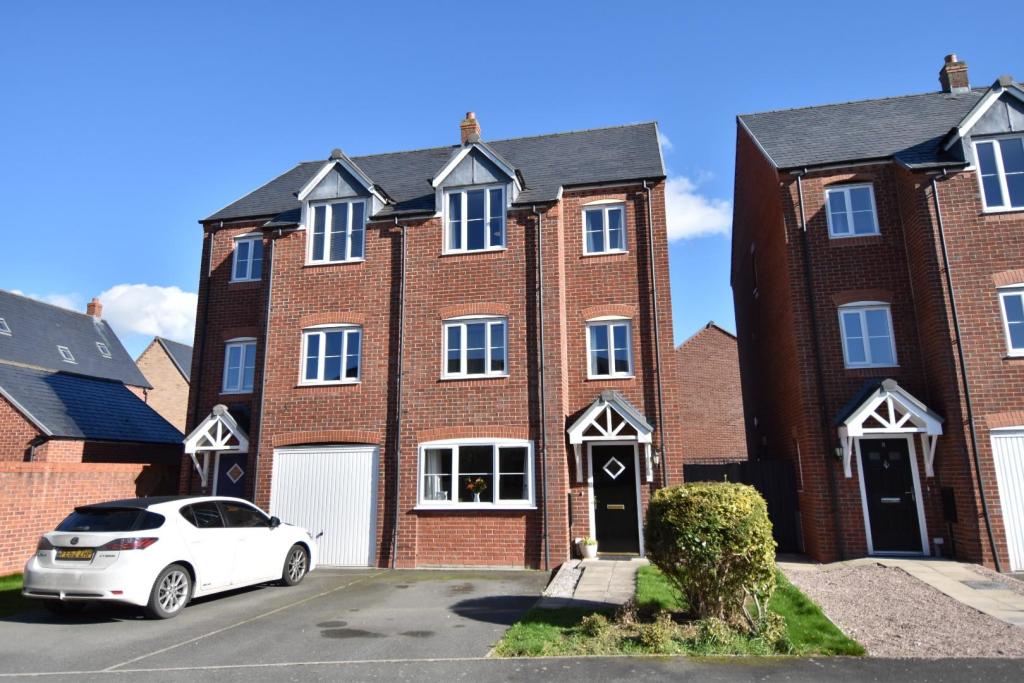 4 bedroom semidetached house for sale in Stryd Y Barcud, Ruthin, LL15