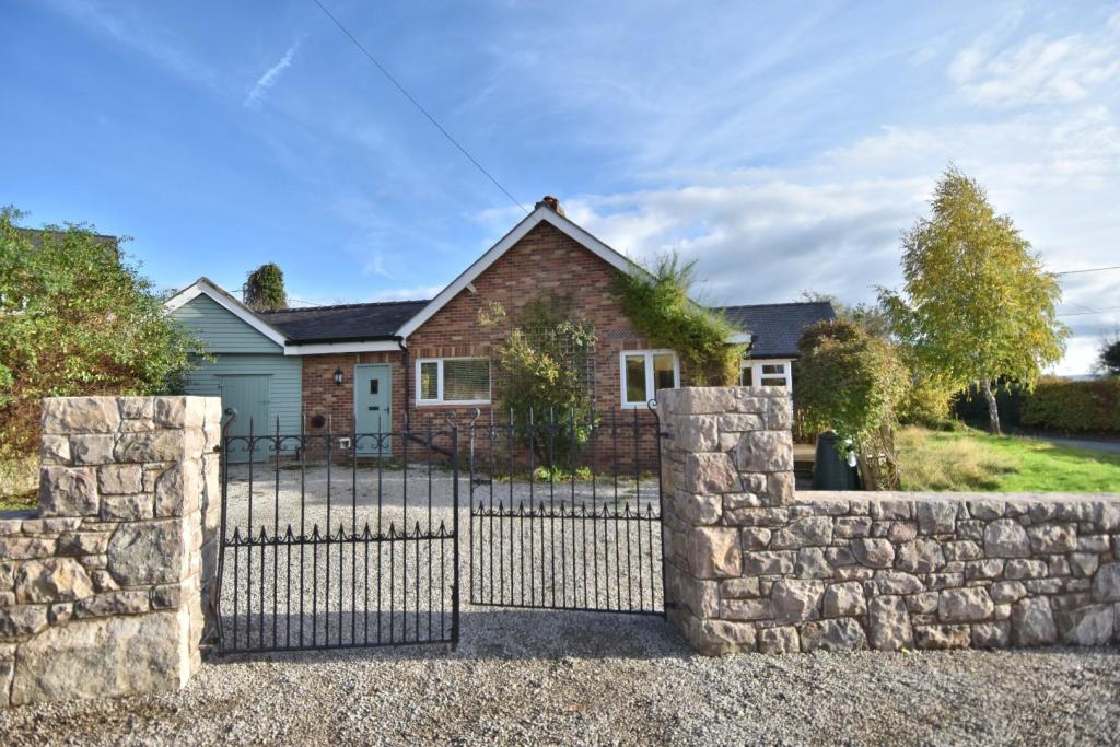 3 bedroom detached bungalow for sale in Gellifor, Ruthin, LL15