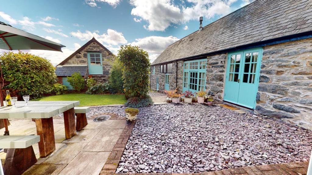 5 bedroom house for sale in Maerdy, Corwen, LL21