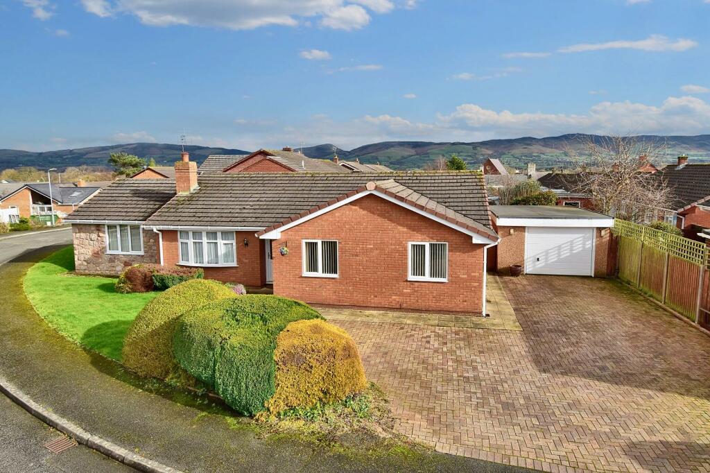 4 bedroom detached bungalow for sale in Caer Felin, Llanrhaeadr