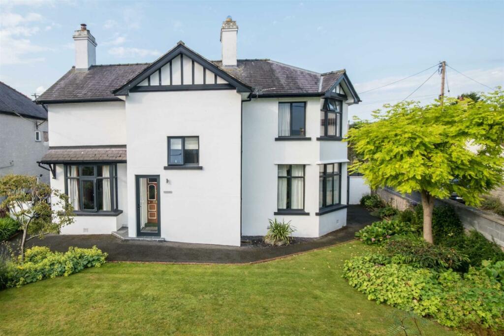 4 bedroom detached house for sale in Denbigh Road, Ruthin, LL15