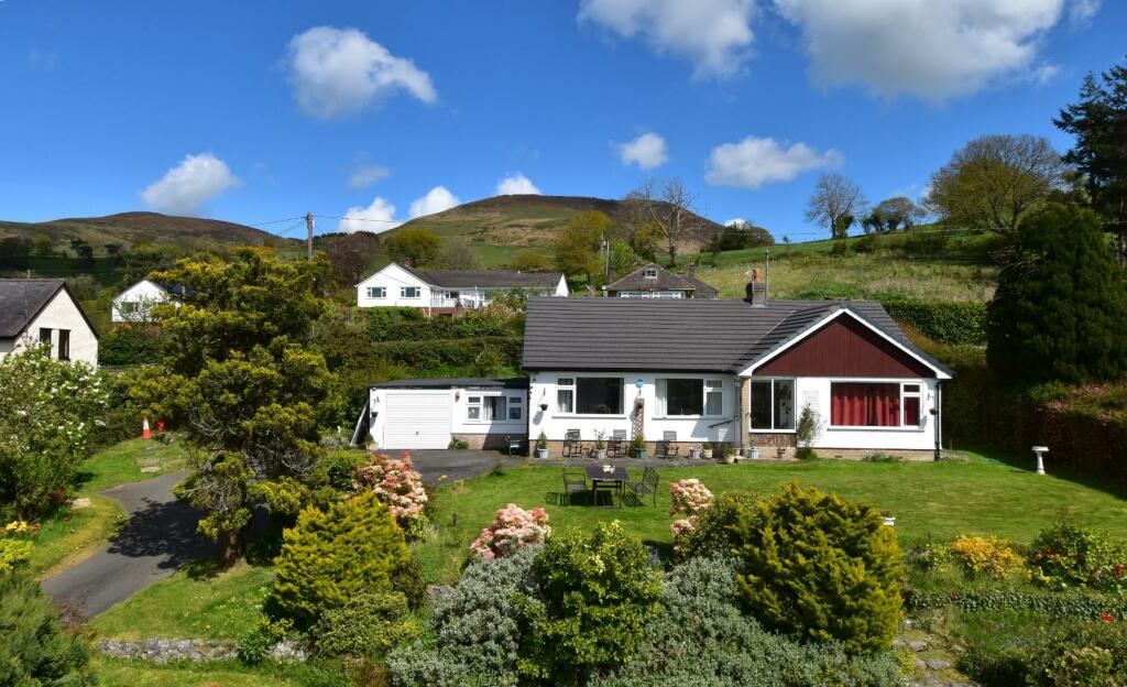 4 bedroom detached bungalow for sale in Llanbedr Dyffryn Clwyd, Ruthin, LL15
