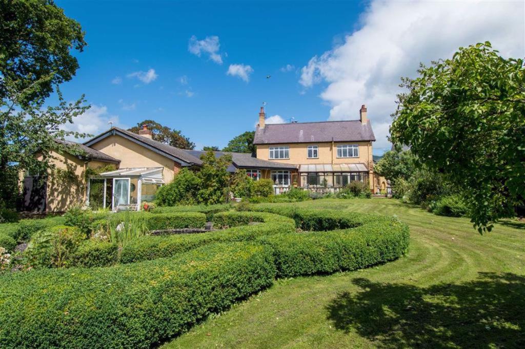 4 bedroom detached house for sale in Llanychan, Ruthin, Ruthin, LL15