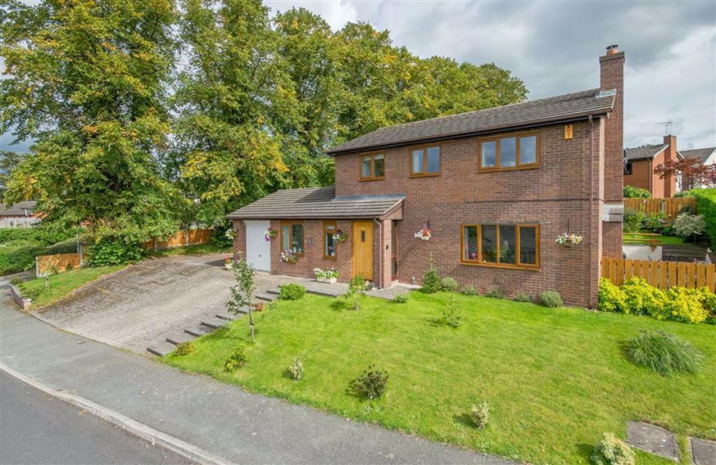 4 bedroom detached house for sale in Stryd Y Brython, Brynhyfryd Park