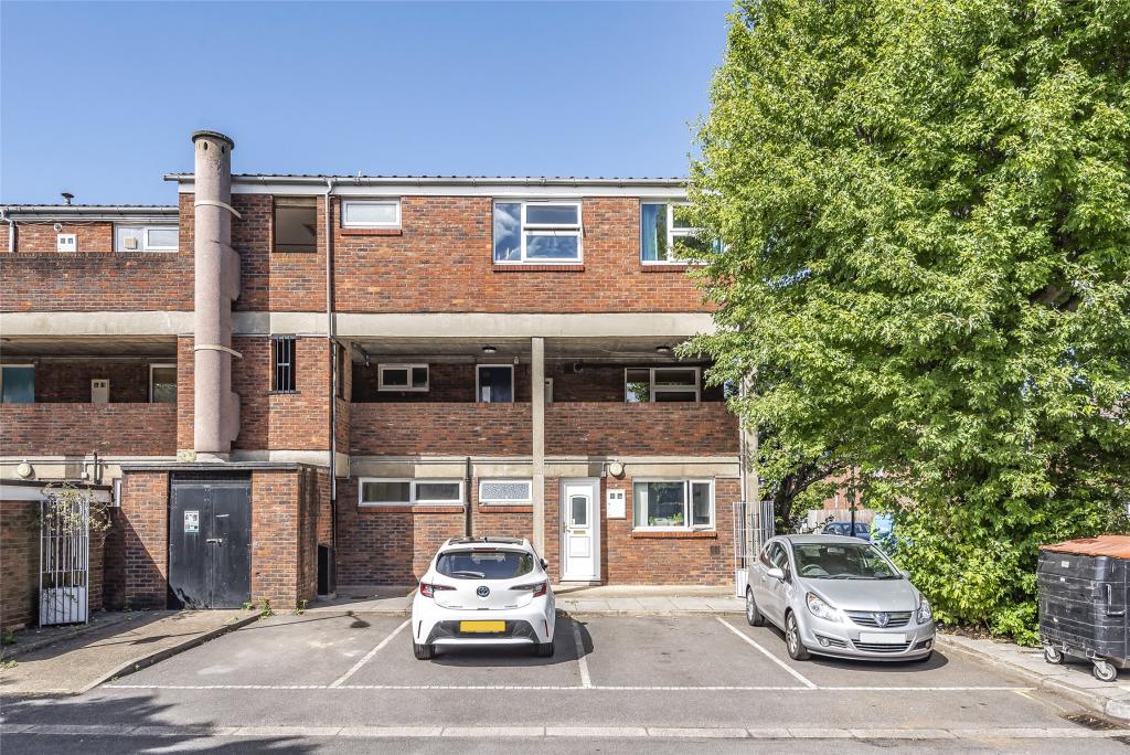 2 bedroom apartment for sale in Larch Close, London, SW12