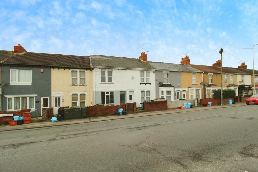 2 bedroom terraced house for sale in Cricklade Road, Swindon, SN2