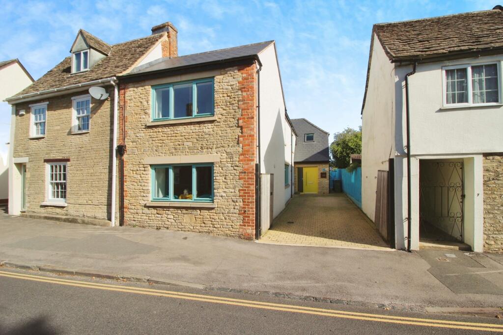 4 bedroom semidetached house for rent in Calcutt Street, Cricklade, SN6
