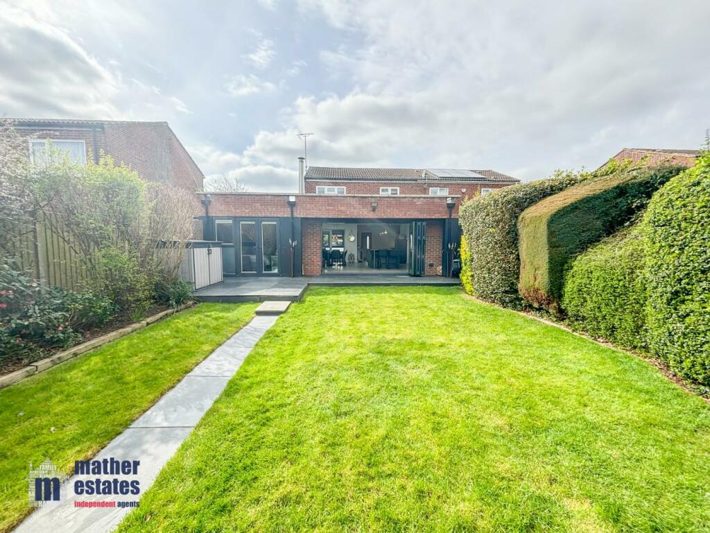 4 bedroom semidetached house for sale in Gorleston Close, Stevenage, SG1