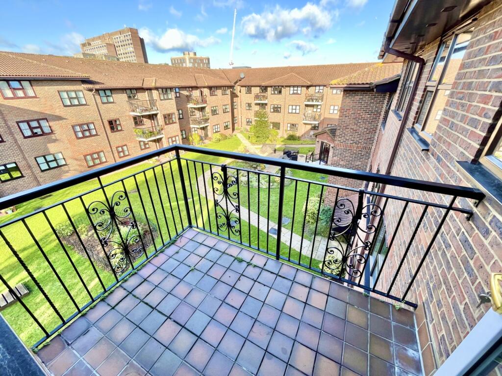 2 bedroom flat for sale in Hatherley Crescent, Sidcup, DA14