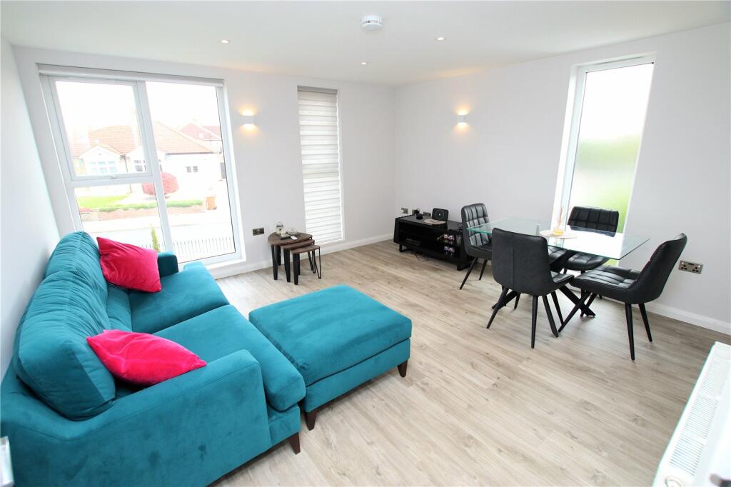 2 bedroom flat for sale in Christopher Close, Blackfen, Sidcup, Kent, DA15