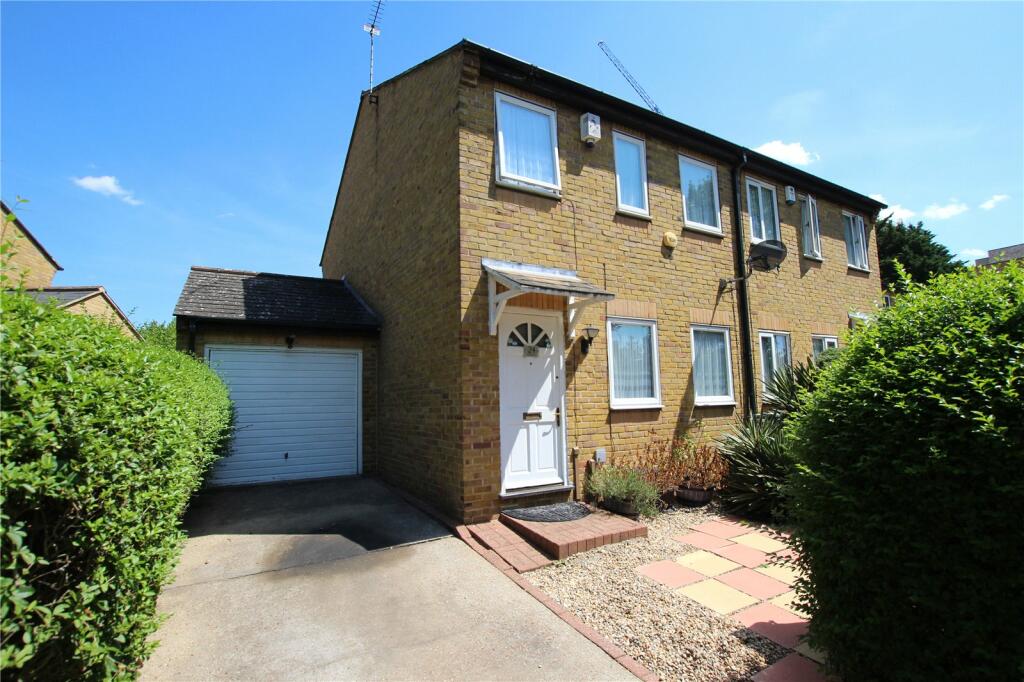 3 bedroom semidetached house for sale in Pier Way, London, SE28