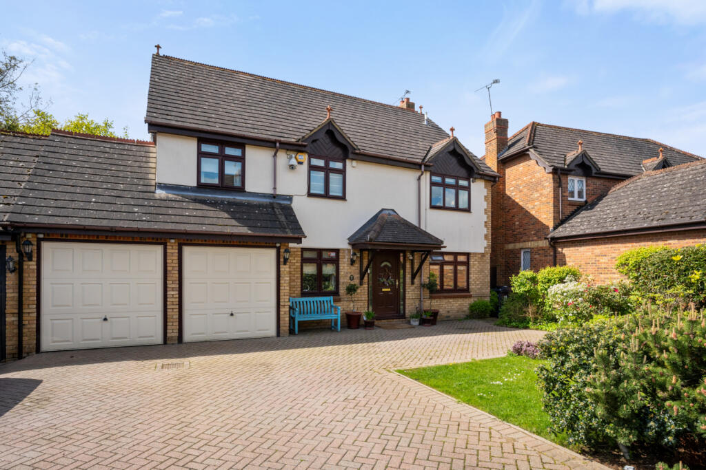 6 bedroom link detached house for sale in Hampton Gardens, Sawbridgeworth, Hertfordshire, CM21