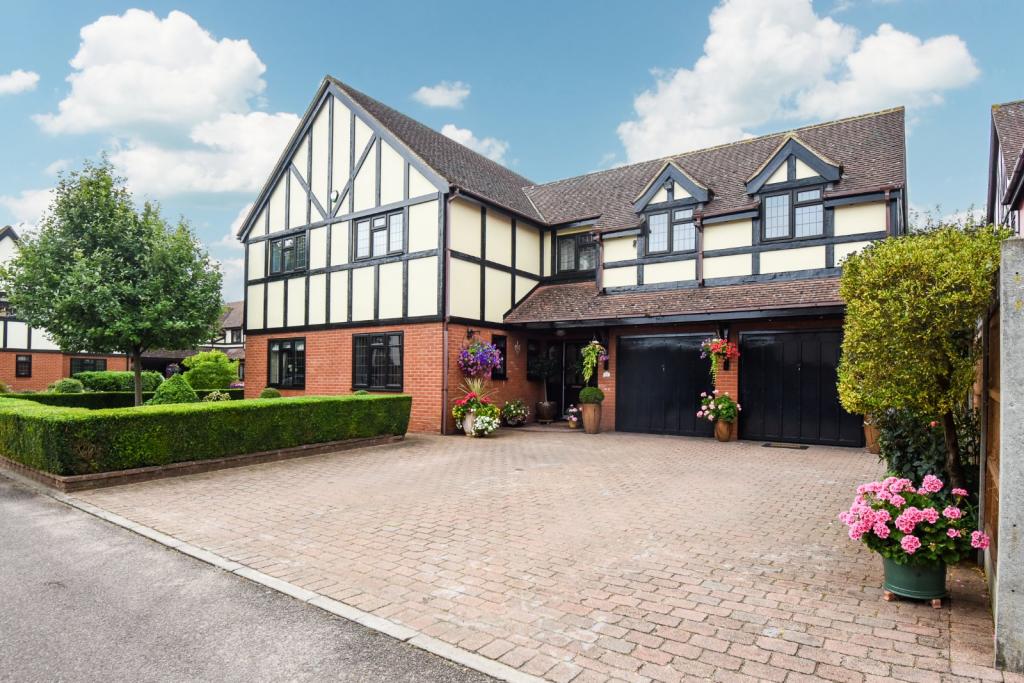 5 bedroom detached house for sale in Blenheim Close, Sawbridgeworth