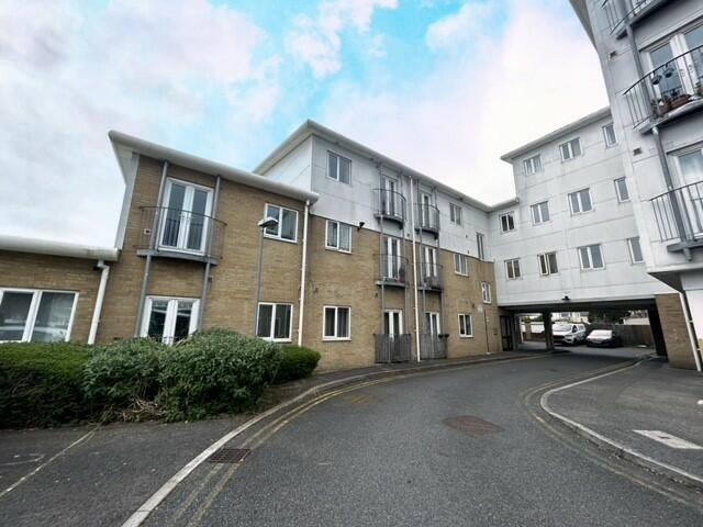 Studio flat for rent in Castle Lane West, Bournemouth, BH8