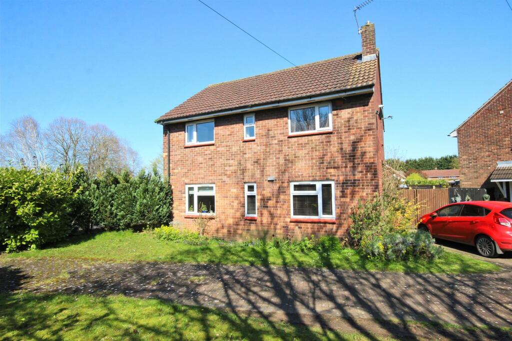 3 bedroom detached house for sale in Grange Road, Leconfield, Beverley