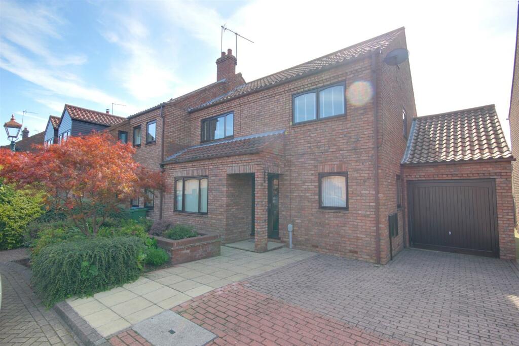 4 bedroom end of terrace house for sale in Waltham Lane, Beverley, HU17