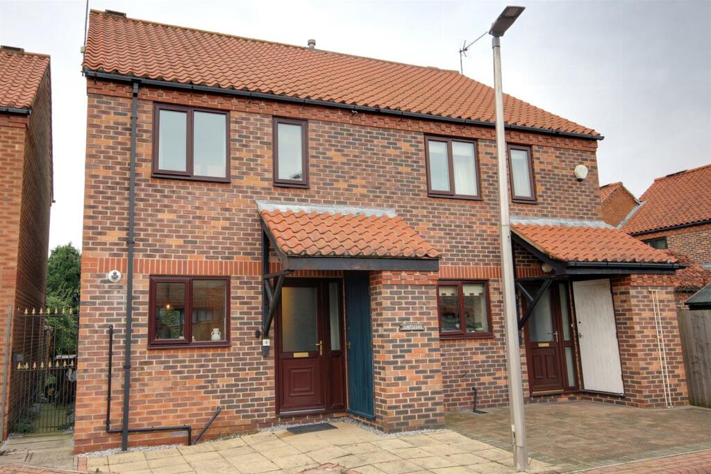 2 bedroom semidetached house for sale in Lairgate, Beverley, HU17