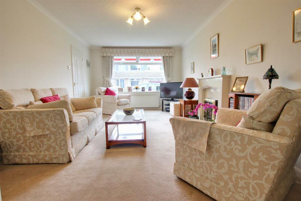 3 bedroom semidetached house for sale in Elm Drive, Cherry Burton