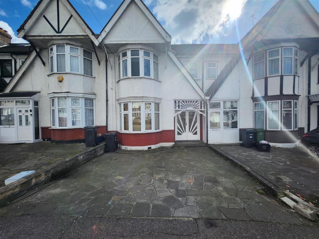 Main image of property: Redbridge Lane East, Redbridge - CHAIN FREE!