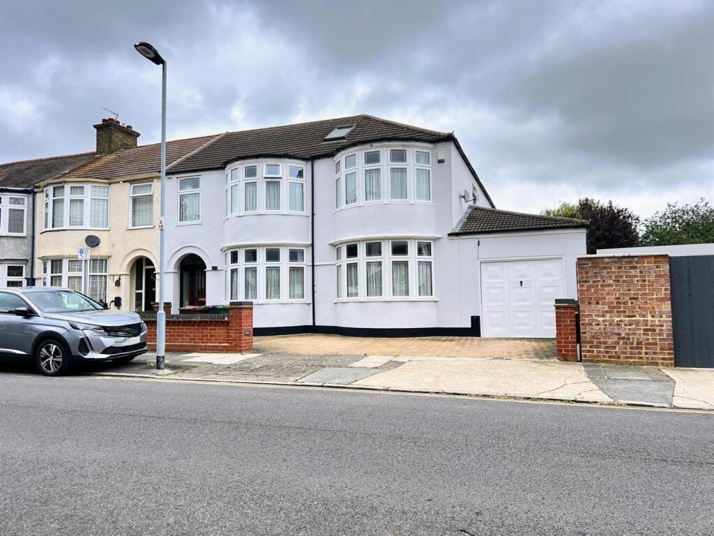 5 bedroom end of terrace house