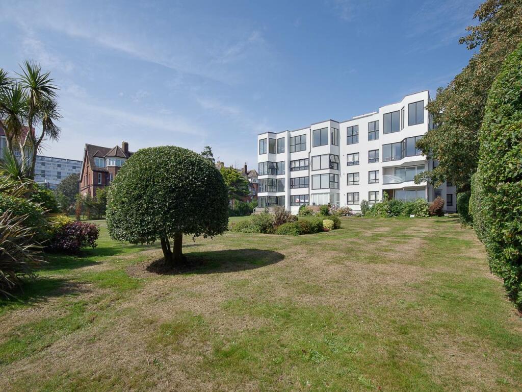 3 bedroom penthouse for rent in Westcliff Road, Westcliff, Bournemouth, BH2