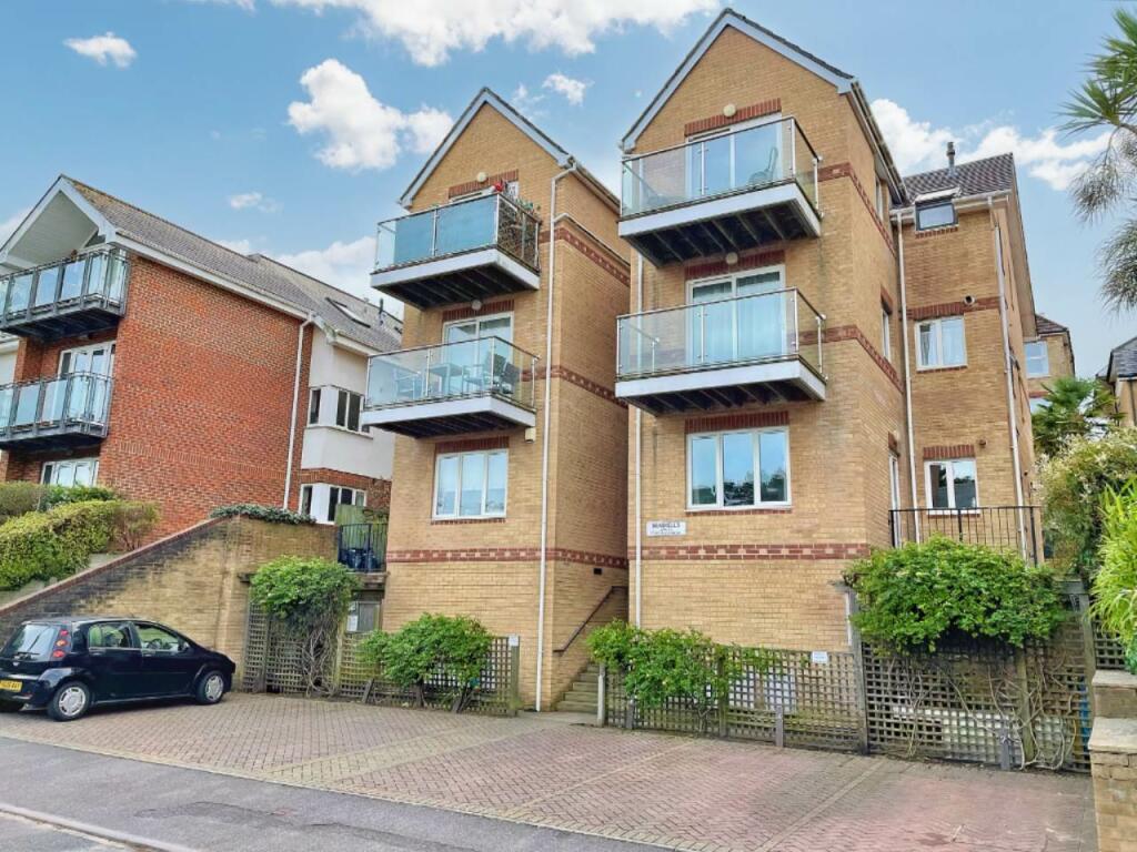 2 bedroom flat for rent in Studland Road, Westbourne, Bournemouth, BH4