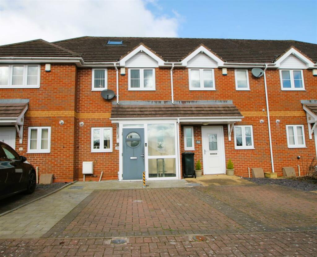 3 bedroom terraced house for sale in Compton Grove, Halesowen, B63