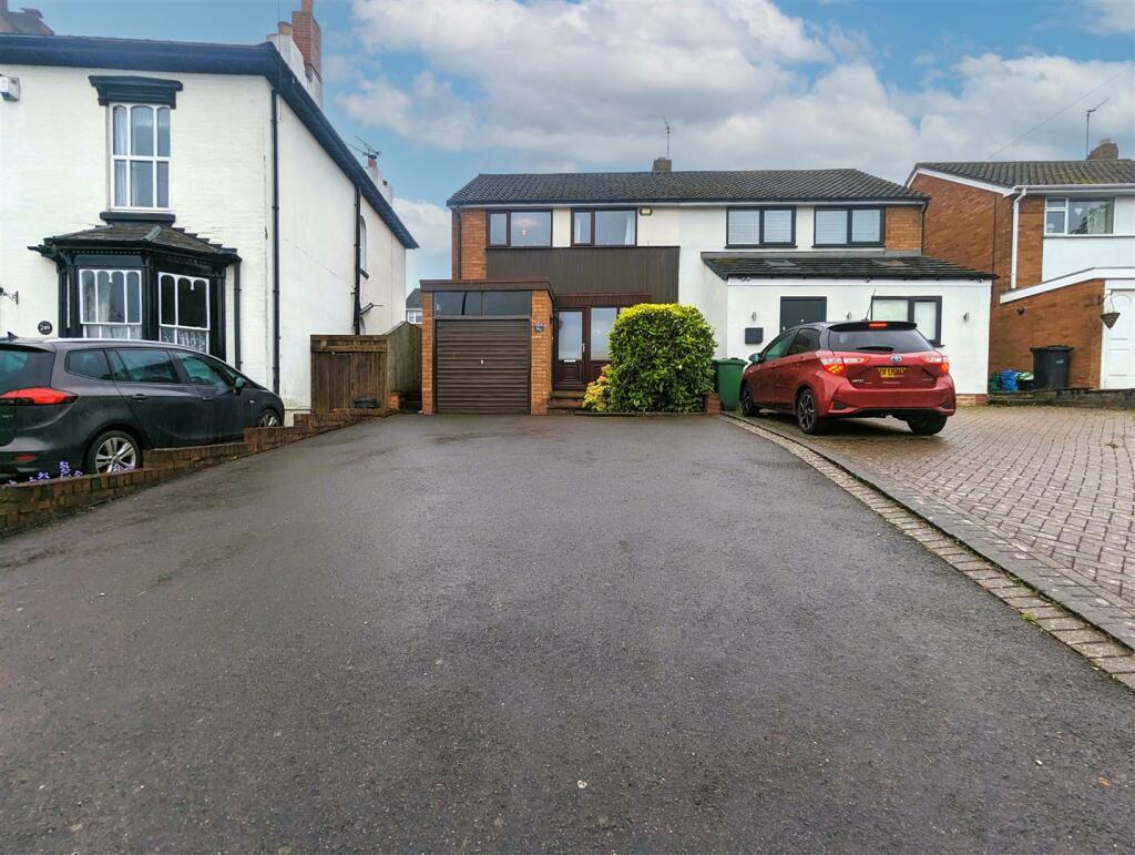 3 bedroom semidetached house for sale in Stourbridge Road, Halesowen, B63