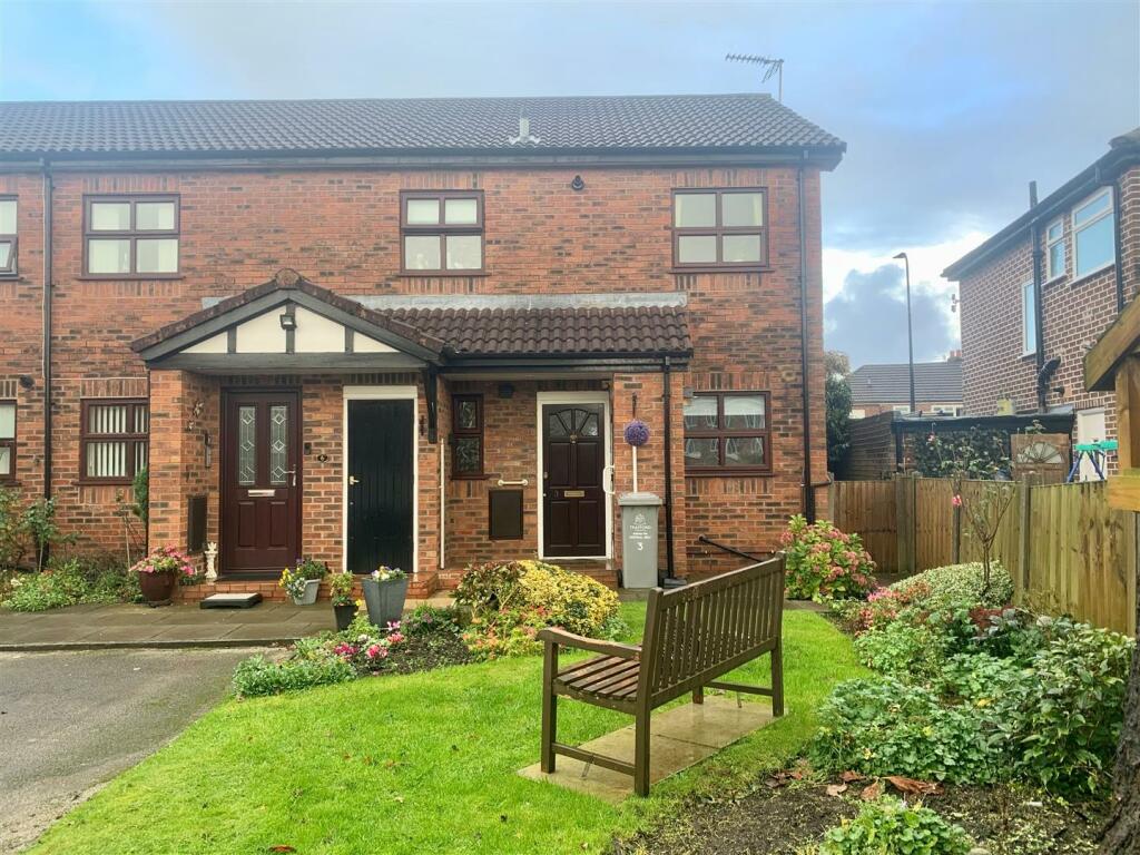 1 bedroom apartment for sale in Queens Court, Woodsend Road, Flixton, M41