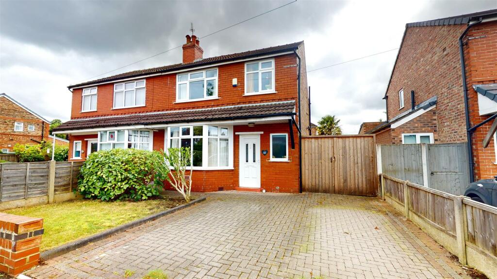 3 bedroom semidetached house for sale in Davyhulme Road, Davyhulme, M41
