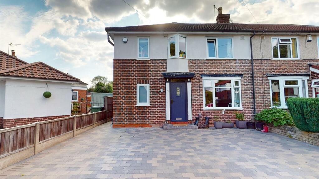 4 bedroom semidetached house for sale in Snowden Avenue, Flixton, M41