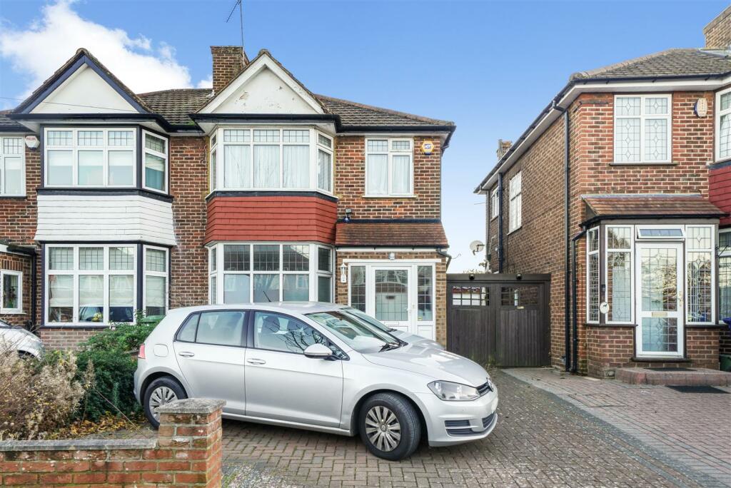 3 bedroom semidetached house for sale in Oakwood Crescent, Greenford, UB6