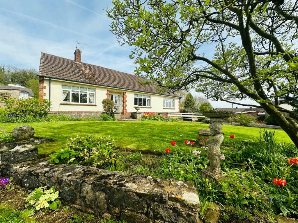 4 bedroom detached bungalow for sale in Post office lane, Westleigh